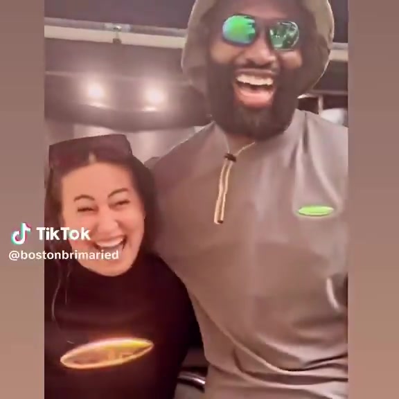 笑开花了?球迷与杰伦-布朗合影后大喊：叮咚！尼克斯拜拜！